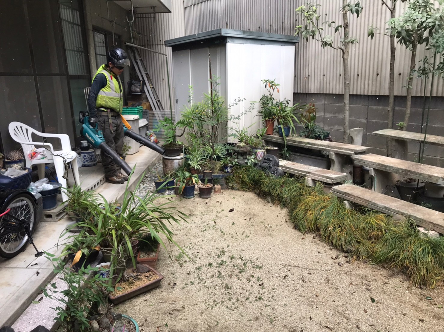 作業を行う際に飛散した切り屑。鉢や室外機、物置も綺麗に掃除して作業完了。